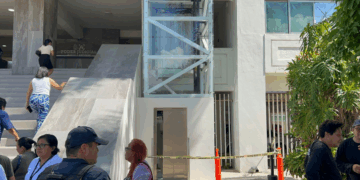 Desplome de elevador deja un lesionado en tribunales de Playa del Carmen