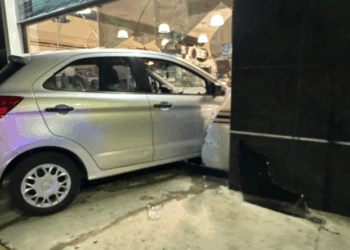 Entra coche en un 7-Eleven y atropella a los cajeros