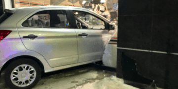 Entra coche en un 7-Eleven y atropella a los cajeros
