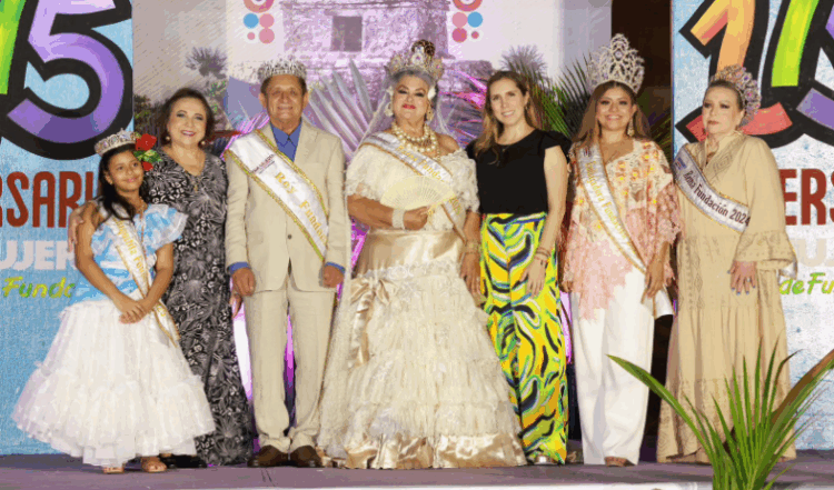 Atenea Gómez corona a los Reyes de Fundación 2025 en el marco del 175 Aniversario de la Fundación de Isla Mujeres