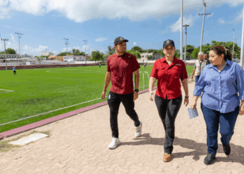 La Unidad Deportiva Playa del Carmen estrena pasto sintético