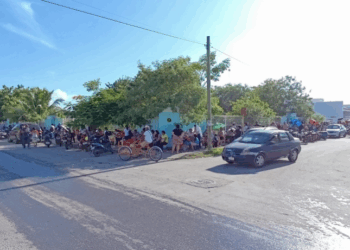 Forman kilométrica fila en Chetumal para registro al programa ‘Viviendas para el Bienestar’