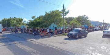 Forman kilométrica fila en Chetumal para registro al programa ‘Viviendas para el Bienestar’