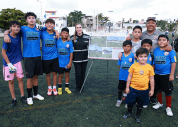 Atenea Gómez Ricalde inicia rehabilitación integral del campo de fútbol de Salina Chica en Isla Mujeres