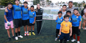 Atenea Gómez Ricalde inicia rehabilitación integral del campo de fútbol de Salina Chica en Isla Mujeres