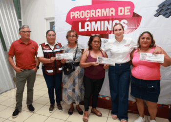 Gobierno de Isla Mujeres entrega láminas para fortalecer hogares de familias vulnerables en Ciudad Mujeres