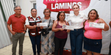 Gobierno de Isla Mujeres entrega láminas para fortalecer hogares de familias vulnerables en Ciudad Mujeres