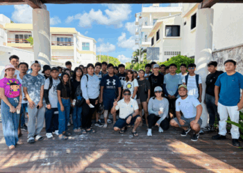 Realizan jornada de limpieza de microplásticos en playas de Puerto Morelos