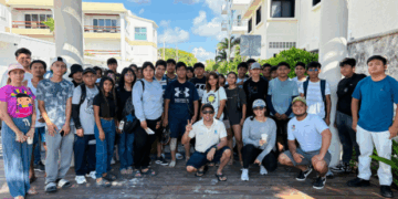 Realizan jornada de limpieza de microplásticos en playas de Puerto Morelos