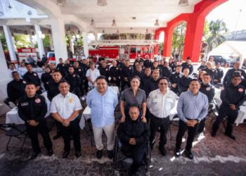 Estefanía Mercado reconoce valentía y entrega de los bomberos de Playa del Carmen