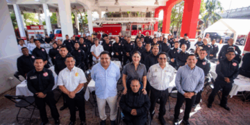 Estefanía Mercado reconoce valentía y entrega de los bomberos de Playa del Carmen
