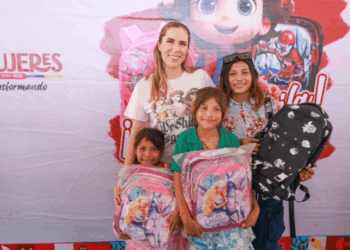 Gobierno de Isla Mujeres entrega 5 mil mochilas y 200 computadoras a estudiantes como parte del programa “Transformando la Educación”