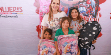 Gobierno de Isla Mujeres entrega 5 mil mochilas y 200 computadoras a estudiantes como parte del programa “Transformando la Educación”