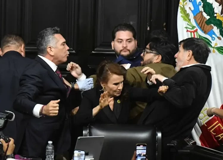 Exigen desafuero de 'Alito' tras agresión en el Senado