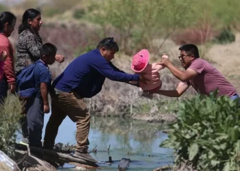 Disminuye 90% flujo de migrantes en frontera con México: Embajada de EE.UU.