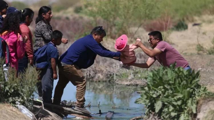 Disminuye 90% flujo de migrantes en frontera con México: Embajada de EE.UU.