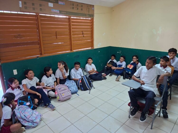Estudian niños en el piso, en Solferino