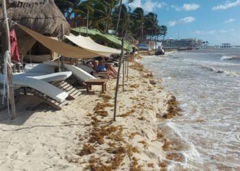 Siguen restaurantes de Playa del Carmen apropiándose de las playas