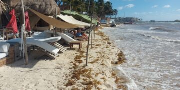 Siguen restaurantes de Playa del Carmen apropiándose de las playas