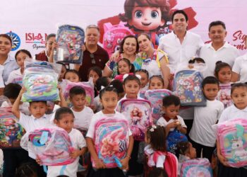 Atenea Gómez Ricalde entrega mochilas nuevas en Zona Agrícola y Francisco May