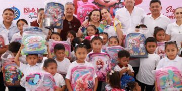 Atenea Gómez Ricalde entrega mochilas nuevas en Zona Agrícola y Francisco May