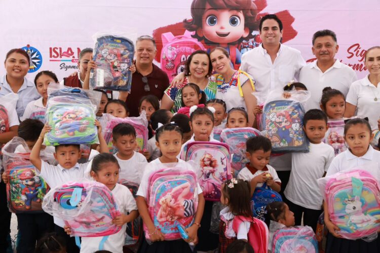 Atenea Gómez Ricalde entrega mochilas nuevas en Zona Agrícola y Francisco May
