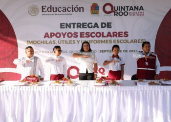 Entregan casi 5 mil paquetes de apoyo escolar a alumnos de preescolar, primaria y secundaria de Puerto Morelos