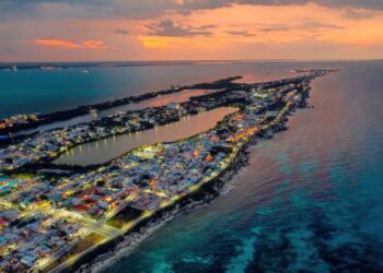Atenea Gómez Ricalde cumple su compromiso de iluminar Isla Mujeres con la instalación 12 mil nuevas luminarias LED