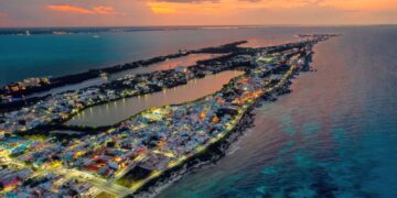 Atenea Gómez Ricalde cumple su compromiso de iluminar Isla Mujeres con la instalación 12 mil nuevas luminarias LED