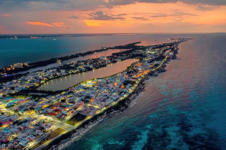 Atenea Gómez Ricalde cumple su compromiso de iluminar Isla Mujeres con la instalación 12 mil nuevas luminarias LED