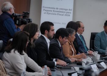 Gino Segura recibe en el Senado el Paquete Económico 2026