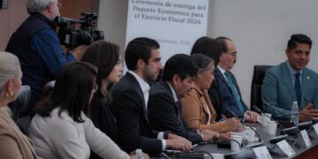 Gino Segura recibe en el Senado el Paquete Económico 2026