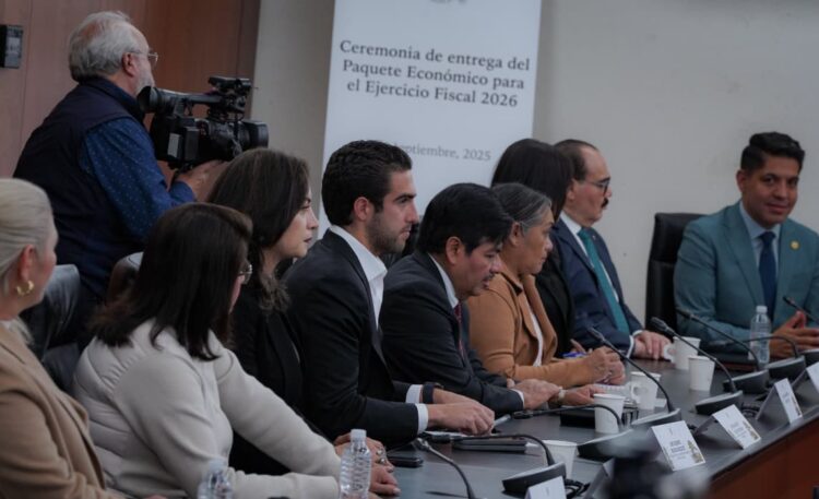 Gino Segura recibe en el Senado el Paquete Económico 2026