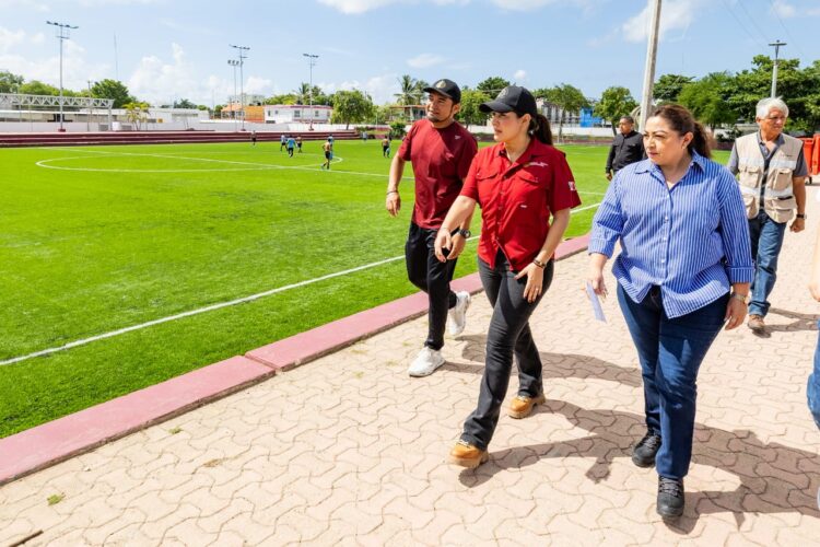 Estefanía Mercado hace historia: todos los campos de fútbol en Playa del Carmen ya cuentan con pasto sintético