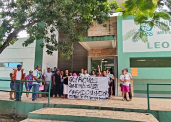 Bloquean Centro de Salud de Leona Vicario, por rumores de retiro de máquinas