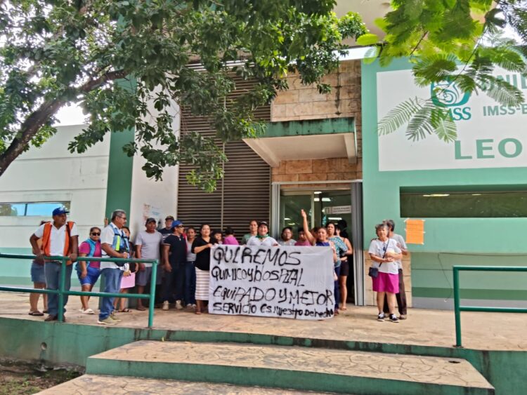Bloquean Centro de Salud de Leona Vicario, por rumores de retiro de máquinas