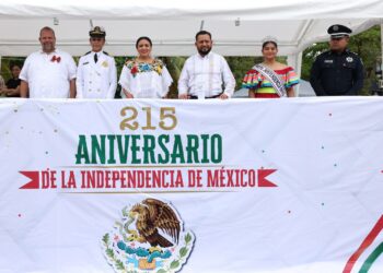 Preside Blanca Merari el desfile de Independencia en Puerto Morelos, muestra de fervor patrio