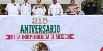 Preside Blanca Merari el desfile de Independencia en Puerto Morelos, muestra de fervor patrio