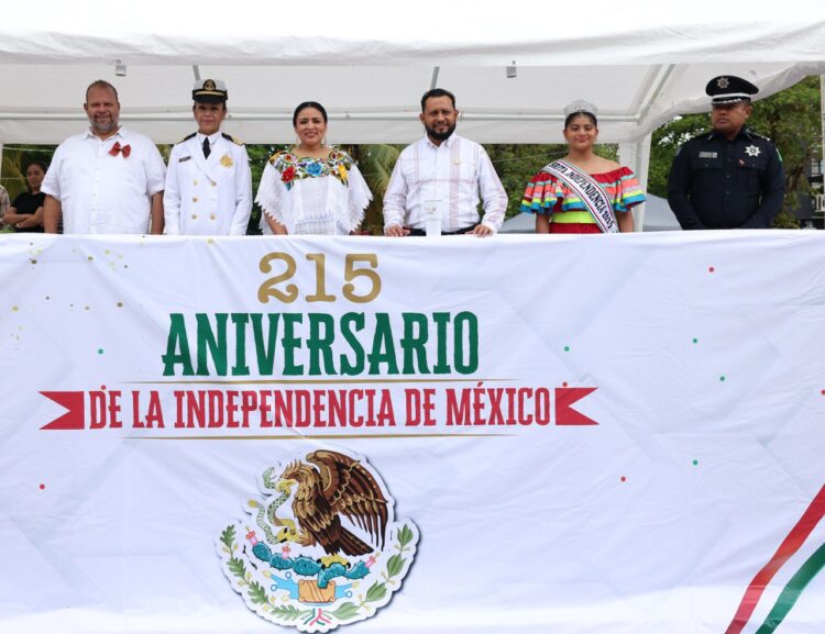 Preside Blanca Merari el desfile de Independencia en Puerto Morelos, muestra de fervor patrio