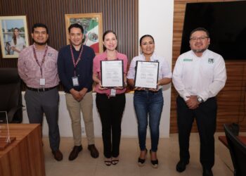 Firma Blanca Merari convenio con la Universidad Vizcaya