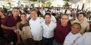 Renán Sánchez acompaña a la presidenta Claudia Sheinbaum en su informe al pueblo de Quintana Roo
