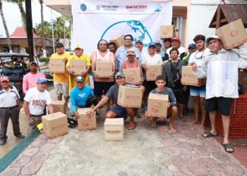 Atenea Gómez Ricalde refuerza el apoyo al sector pesquero con entrega directa de paquetes alimentarios en Isla Mujeres