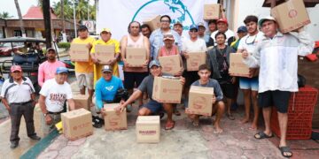 Atenea Gómez Ricalde refuerza el apoyo al sector pesquero con entrega directa de paquetes alimentarios en Isla Mujeres