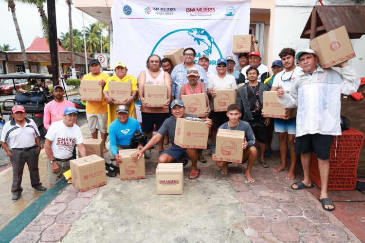 Atenea Gómez Ricalde refuerza el apoyo al sector pesquero con entrega directa de paquetes alimentarios en Isla Mujeres