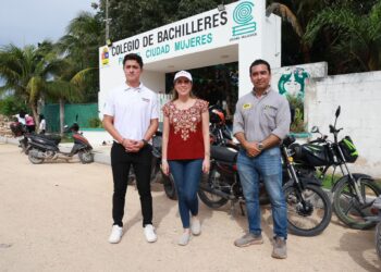 Atenea Gómez Ricalde supervisa avances de la obra de pavimentación en la calle de acceso al Bachilleres de Ciudad Mujeres