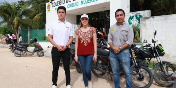 Atenea Gómez Ricalde supervisa avances de la obra de pavimentación en la calle de acceso al Bachilleres de Ciudad Mujeres