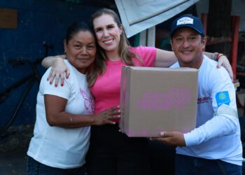 Atenea Gómez Ricalde entrega casa por casa los apoyos alimentarios del programa “Isleña de Corazón”