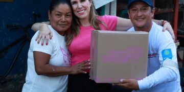 Atenea Gómez Ricalde entrega casa por casa los apoyos alimentarios del programa “Isleña de Corazón”