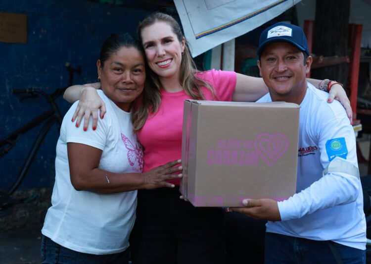 Atenea Gómez Ricalde entrega casa por casa los apoyos alimentarios del programa “Isleña de Corazón”