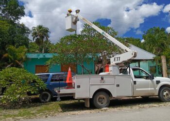 Atenea Gómez Ricalde fortalece el alumbrado público del poblado de Francisco May con la instalación de 100 nuevas luminarias LED
